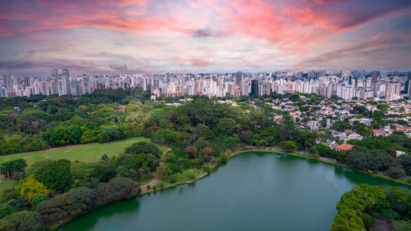Vista aérea do Parque Ibirapuera em São Paulo, SP. Prédios residenciais ao redor. Lago no Parque Ibirapuera.
