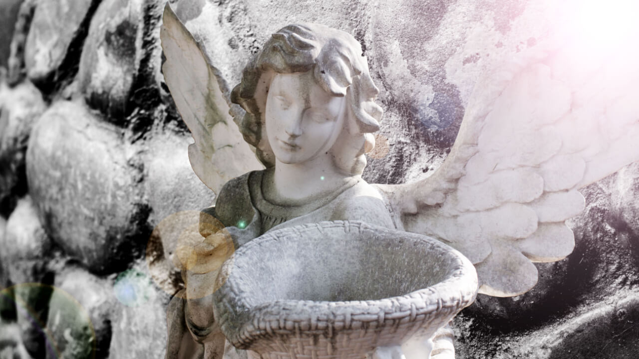 foto de uma estátua de um anjo