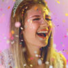 mulher sorrindo com uma tiara na cabeça e confete por cima em findo lilás