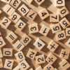 vários números gravados em bloquinhos de madeira em cima de uma mesa de madeira