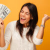 mulher feliz com um leque de dinheiro