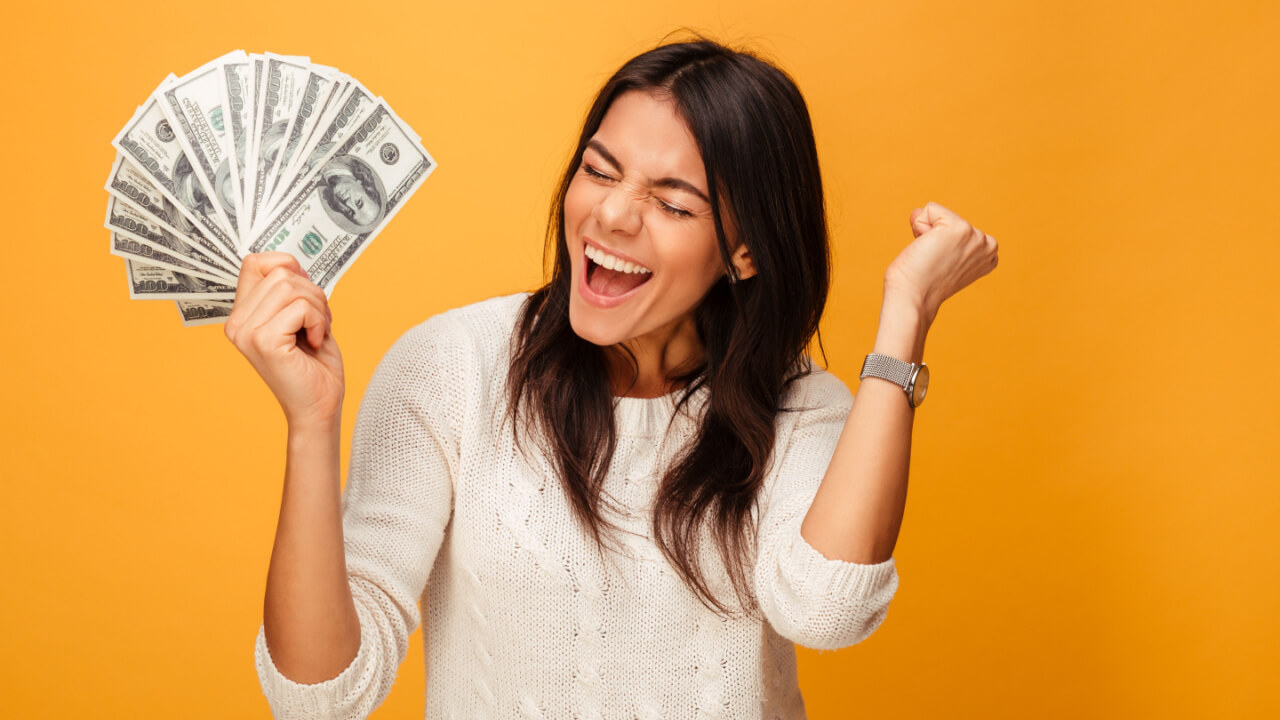 mulher feliz com um leque de dinheiro