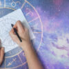Astrólogo calculando um mapa natal e fazendo uma previsão do destino. Conceito de astrologia, adivinhação, ocultismo, esoterismo e previsões.