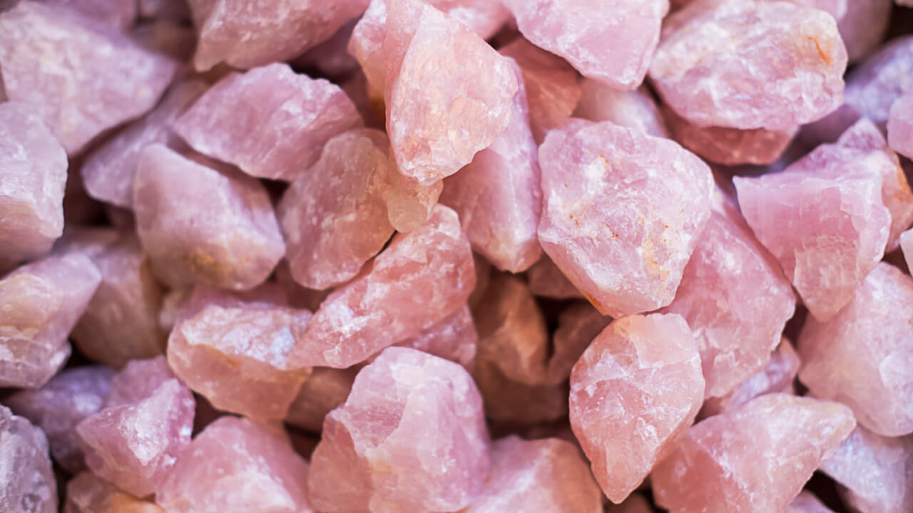 imagem preenchido por vários cristais de quartzo rosa