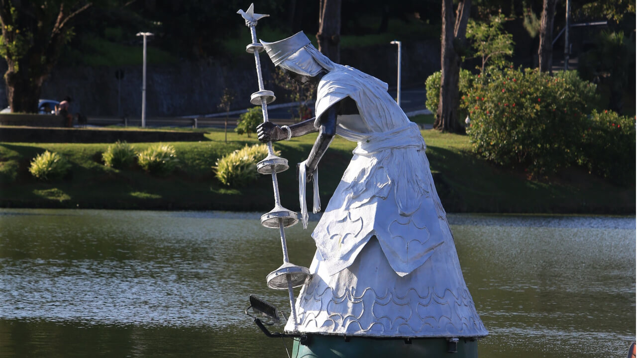 Escultura de Orixá - entidade das religiões de matéria africana - exposta no lago do Dique do Tororo, em Salvador.