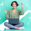 Retrato de uma mulher feliz levantando os punhos, celebrando uma realização, com um netbook no colo, e uma seta de crescimento ao fundo.