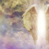 à direita há um par de asas de anjo em um fundo de nuvens azuladas e roxas