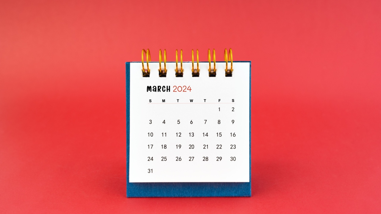 calendário do mês de março em fundo vermelho