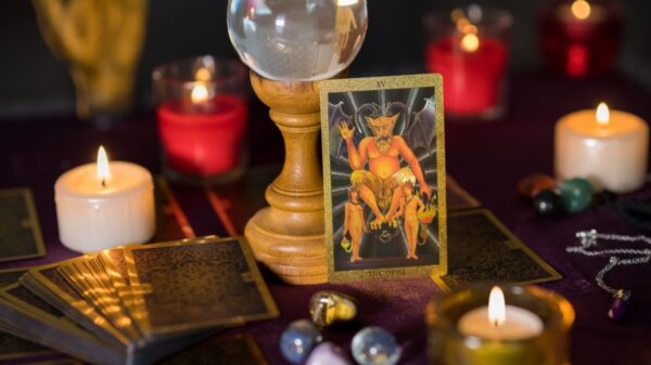 imagem de uma mesa de tarot com a carta do arcano o diabo