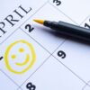calendario de abril com o dia primeiro circulado de amarelo formando uma carinha feliz