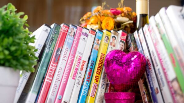 conjunto de dvds de comedia romantica com um coração rosa ao lado