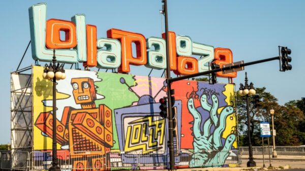 fotografia da logo do Lollapalooza em cima de uma parede com grafite