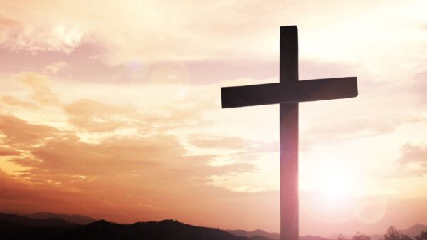 imagem de uma cruz em um pôr do sol
