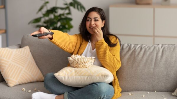 Mulher comendo pipoca e vendo filme