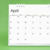 Calendário de mesa de abril de 2024 isolado em um fundo de cor verde.