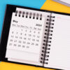 Calendário de maio de 2024, bloco de notas, caneta e teclado de computador.