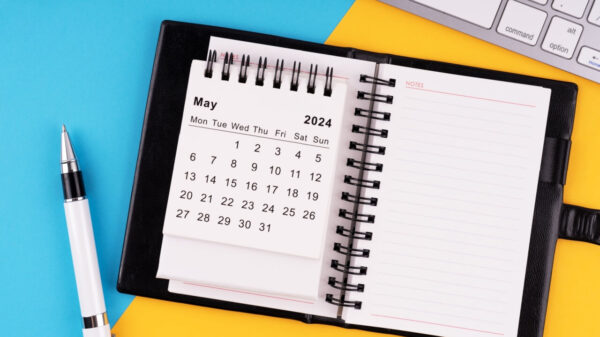 Calendário de maio de 2024, bloco de notas, caneta e teclado de computador.