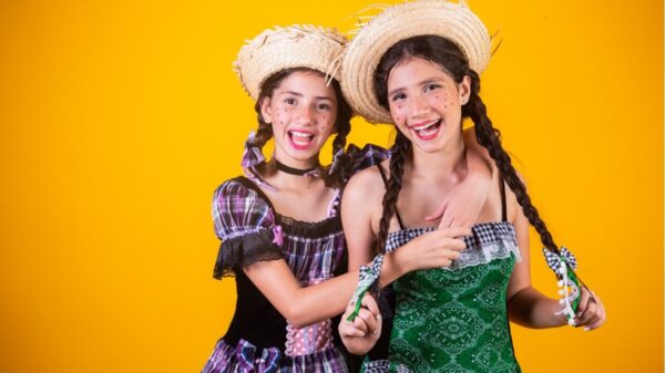 Duas meninas usando roupas de festa junina.