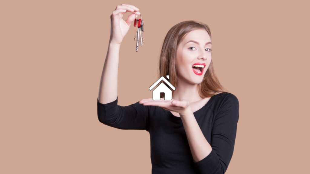mulher segurando a chave do carro na mão direita e uma imagem de casa na mão esquerda em fundo marrom