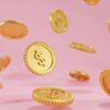 moedas douradas caindo em um fundo rosa