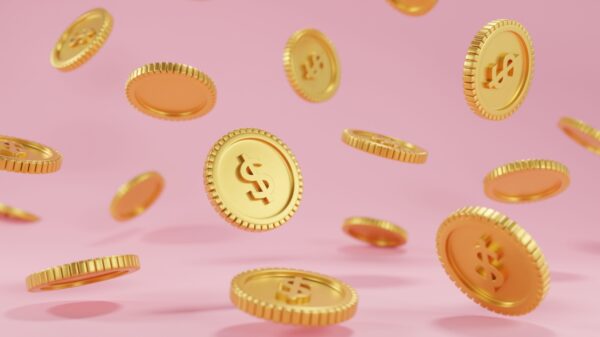 moedas douradas caindo em um fundo rosa