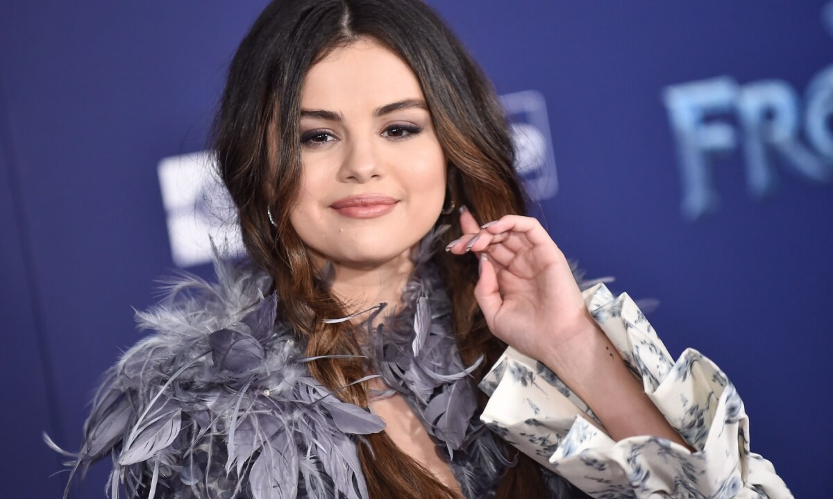 A atriz e cantora americana Selena Gomez numa premiação