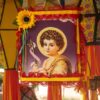 foto de um quadro do santo São João quando criança com um girassol em cima decorando