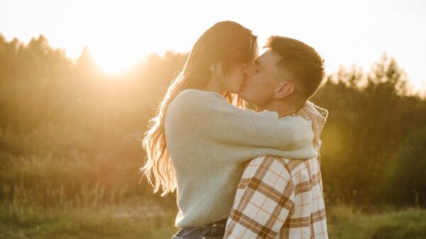 casal se beijando numa floresta