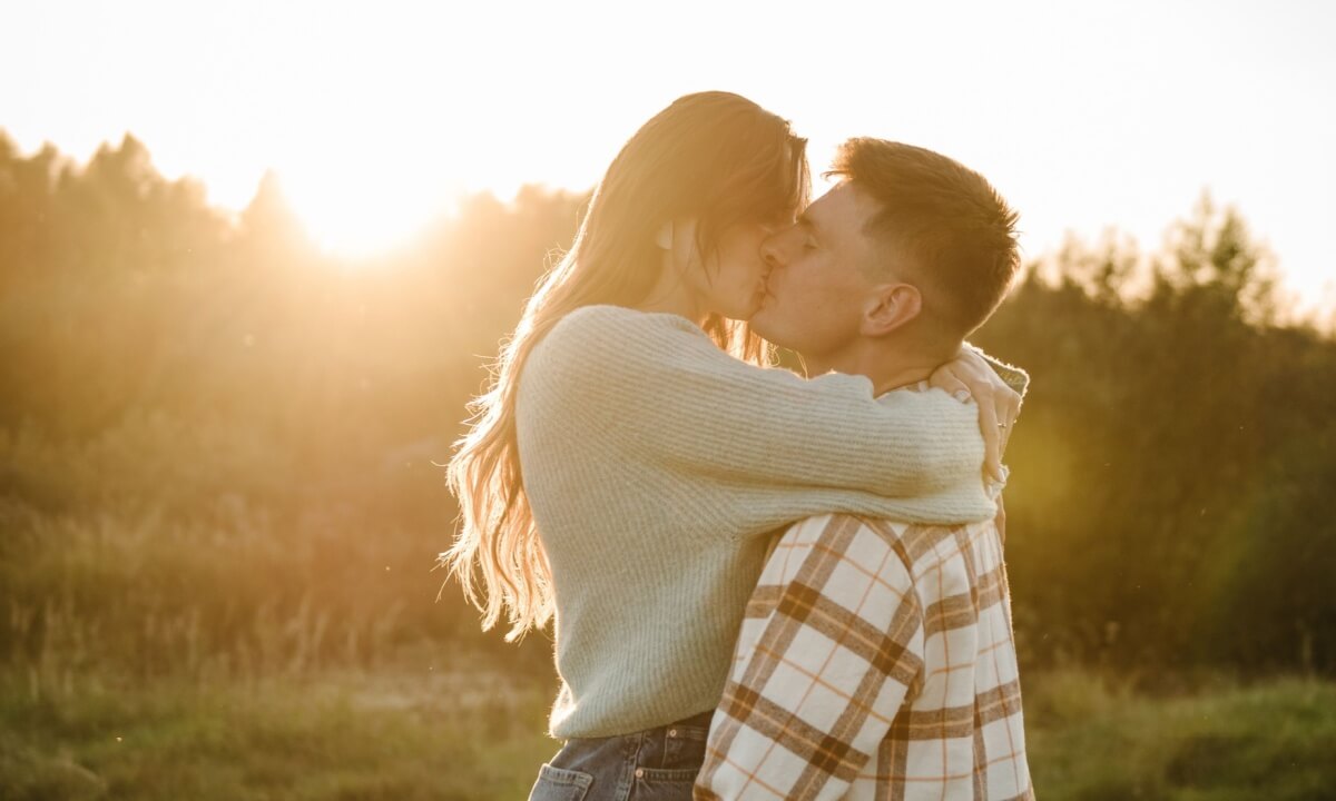 casal se beijando numa floresta