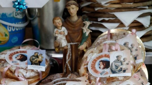 imagem de santo antonio com bolos de santo antonio distribuidos