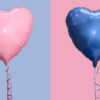 Dois balões, um rosa e um azul, em forma de coração como um símbolo do amor entre um homem e uma mulher.