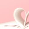 imagem da união de duas páginas de livro formando um coração em fundo rosa