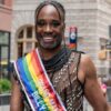 Billy Porter em Marcha do Orgulho de Nova York de 2023 participando do desfile na Quinta Avenida em Manhattan, Nova York, em 25 de junho de 2023.