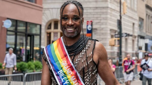 Billy Porter em Marcha do Orgulho de Nova York de 2023 participando do desfile na Quinta Avenida em Manhattan, Nova York, em 25 de junho de 2023.
