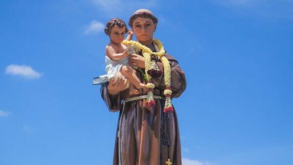 imagem de santo antônio em um céu azul