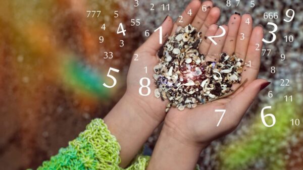 par de mãos feminina segurando pedras em forma de coração com com números adicionados em volta