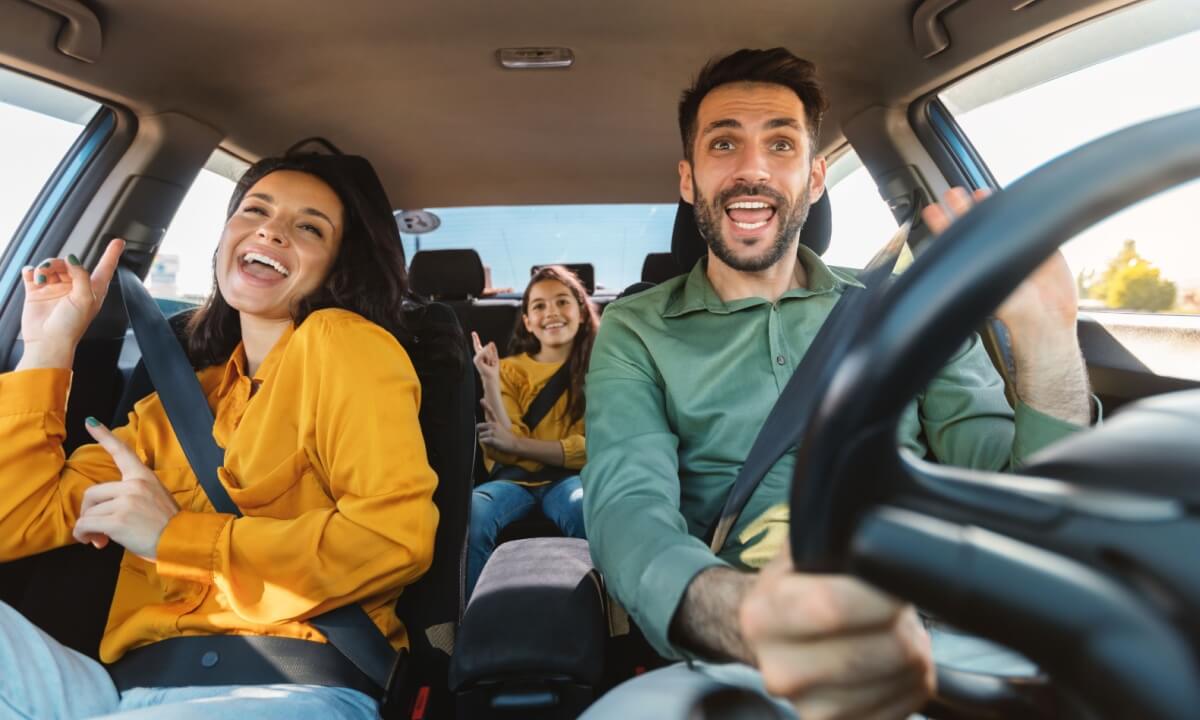 família feliz no carro indo para seu destino