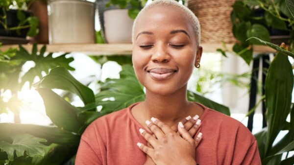 mulher negra meditando entre plantas