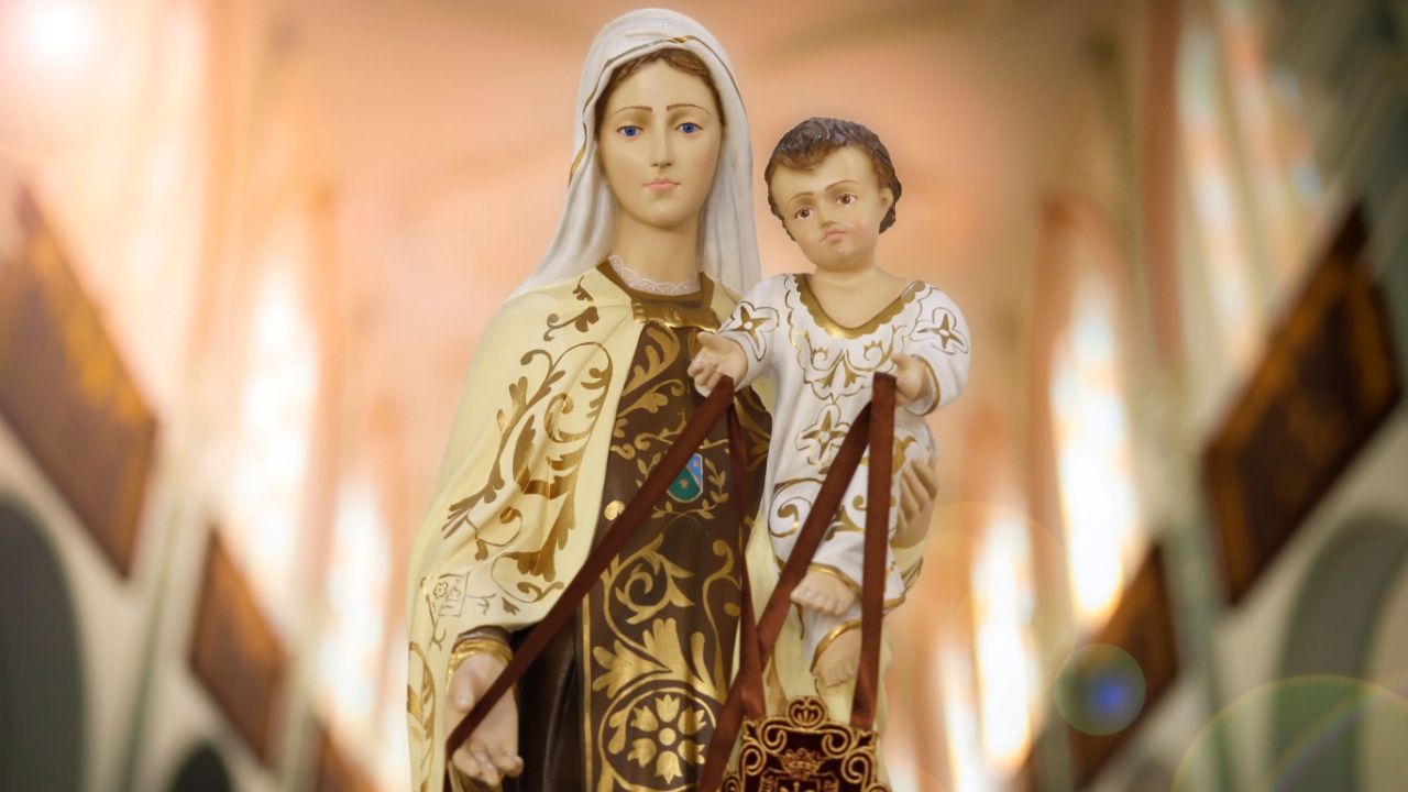 imagem de nossa senhora do carmo com menino jesus no colo