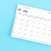 calendario do mes de julho em fundo azul