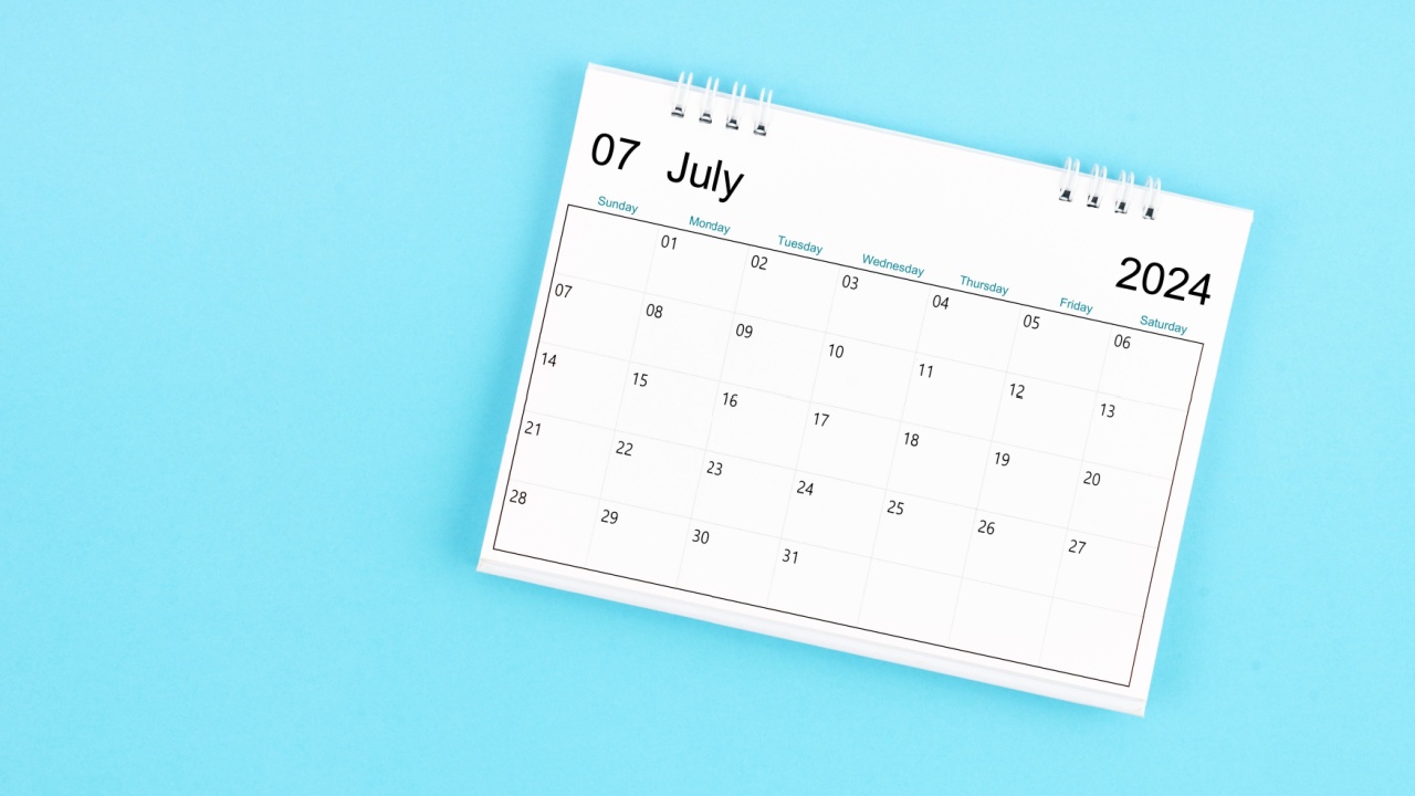 calendario do mes de julho em fundo azul