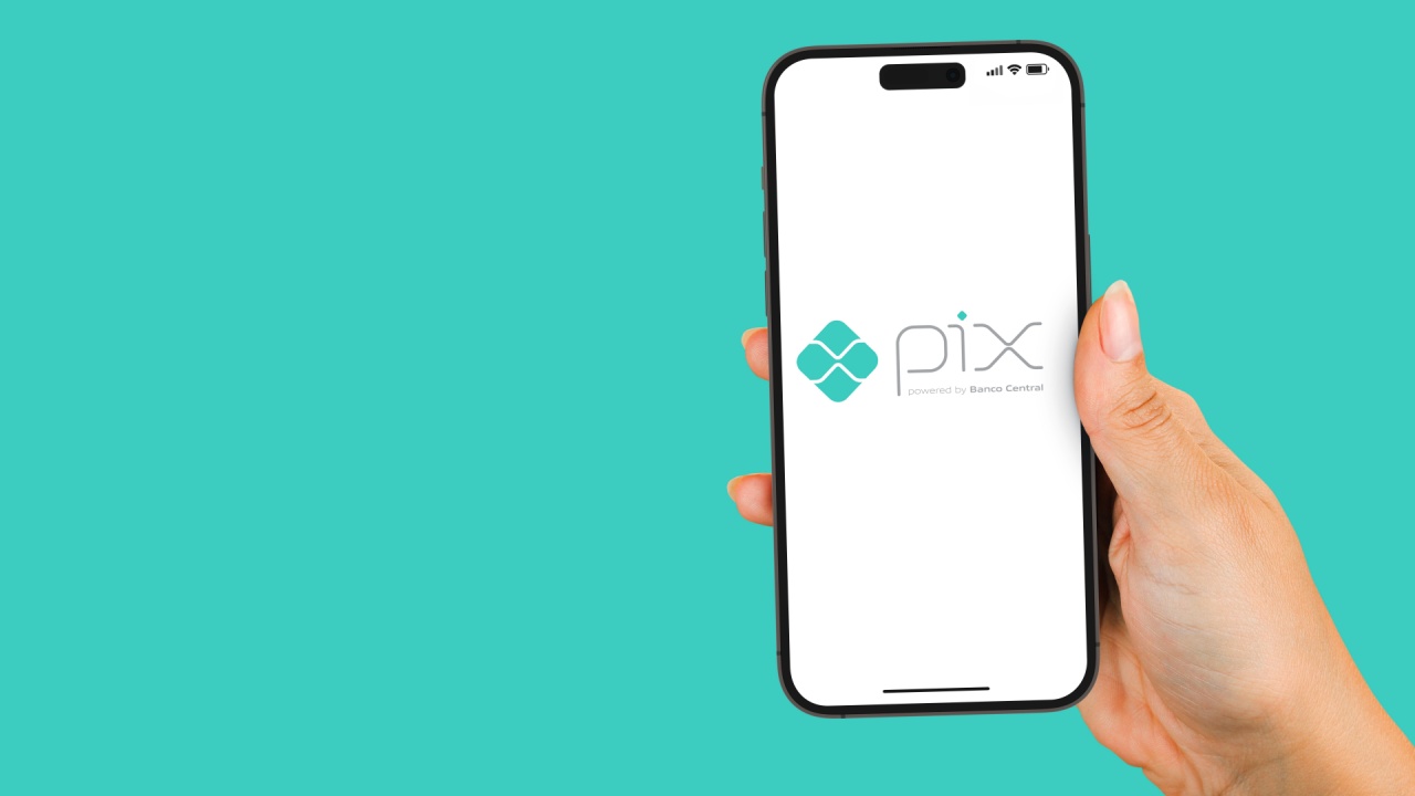 no canto direito há uma mão segurando um celular com o pix aberto em fundo verde