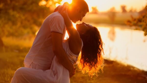 casal tirando foto romantica no por do sol em um lago