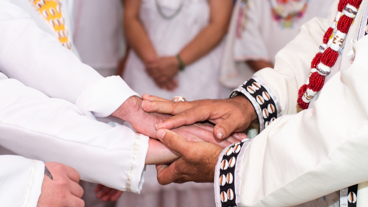 imagem de dois pares de mão juntos em um encontro de umbanda