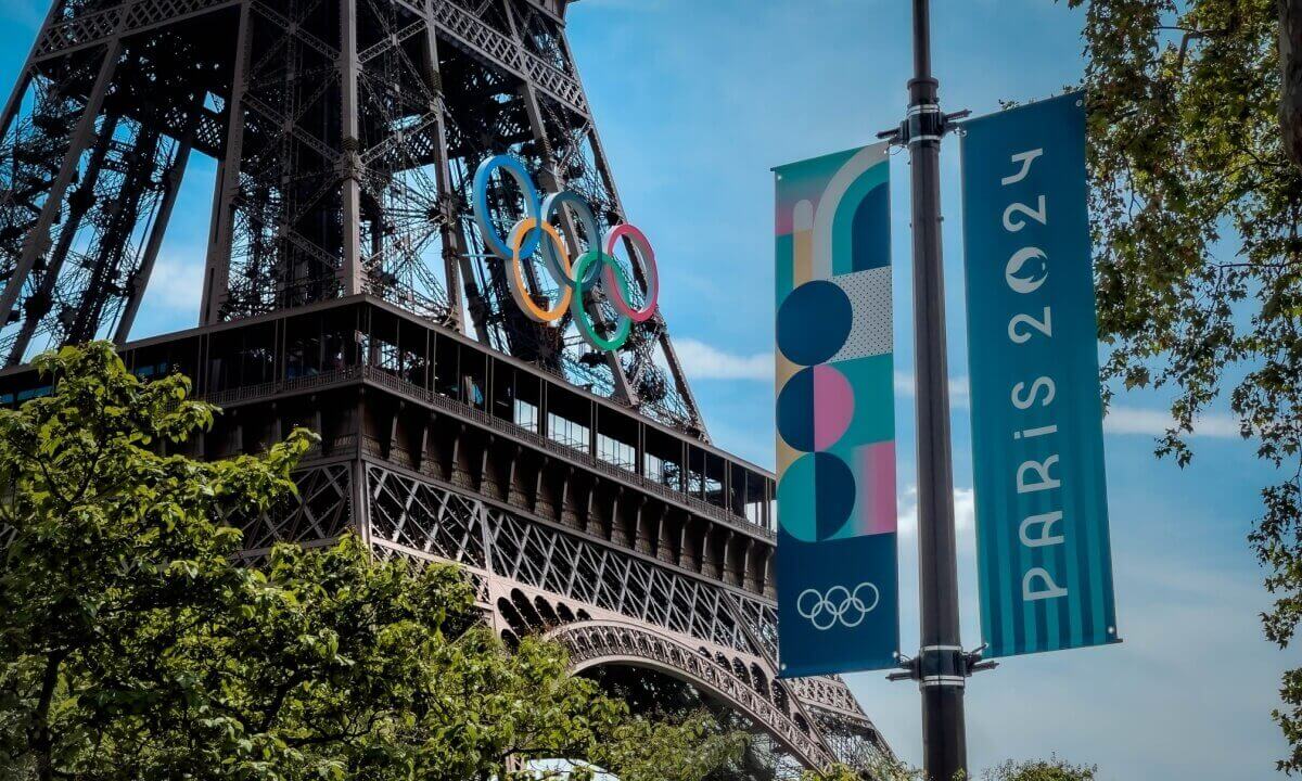 torre eiffel com a placa das olimpiadas