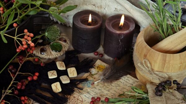 Runas, velas pretas e manuscrito antigo em uma mesa. Conceito de esoterismo, adivinhação e misticismo.