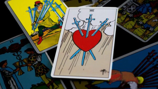 carta de tarot os enamorados em destaque