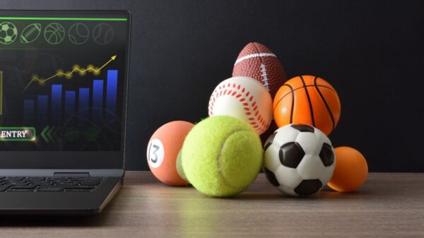 imagem com várias bolas de diferentes esportes e um notebook ao lado