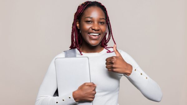 mulher negra fazendo o sinal de positivo em fundo lilás