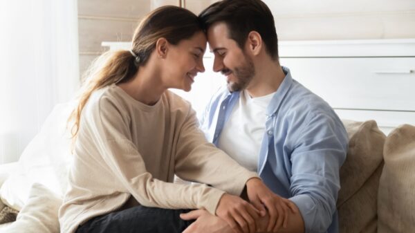 casal sentados e abraçados